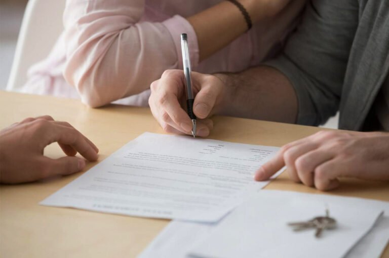 How Much Notice Must Illinois Landlords Give For Property Sales?